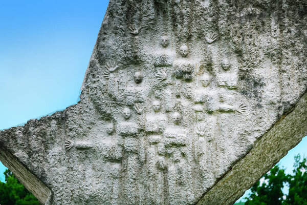 Крагуевац, Сербия - 17 июля 2016 г.: Деталь памятника "Сломанному крылу" в мемориальном парке Сумарице близ Крагуеваца в Сербии
