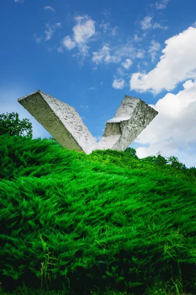 Kragujevac, Serbia - 17 de julio de 2016: "Ala rota" o "Monumento al vuelo interrumpido en Sumarice Memorial Park, cerca de Kragujevac, Serbia — Foto de Stock