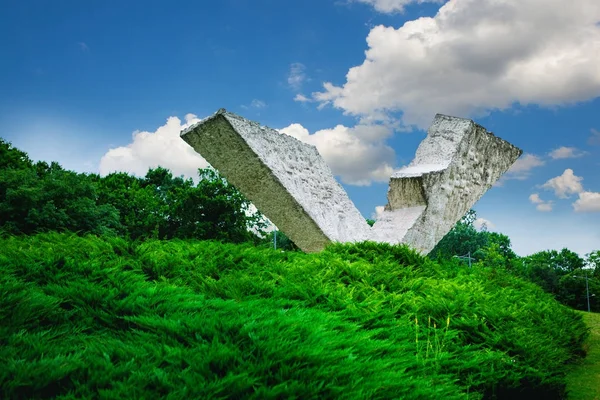 Крагуевац, Сербия - 17 июля 2016 года: "Сломанное крыло" или "Прерванный полет памятника в мемориальном парке Сумариче недалеко от Крагуеваца в Сербии — стоковое фото