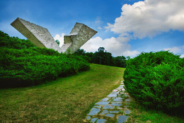 Крагуевац, Сербия - 17 июля 2016 года: "Сломанное крыло" или "Прерванный полет памятника в мемориальном парке Сумариче недалеко от Крагуеваца в Сербии
