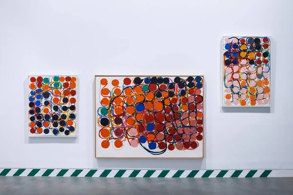Barcelona, España - 21 de abril de 2016: Exposición de arte abstracto en la fundación Antoni Tapies en Aragón — Foto de Stock