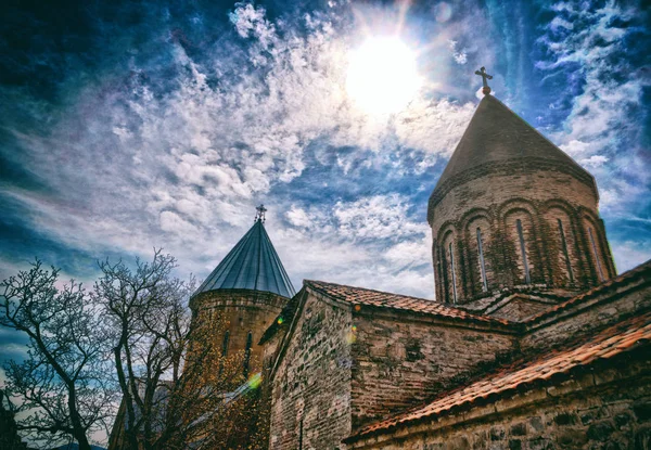 Fortaleza e iglesia Ananuri, de pie en la orilla del embalse Zhinvali. Georgia — Foto de Stock