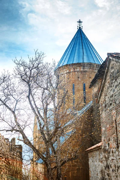 Bella vista panoramica sulla fortezza e la chiesa di Ananuri, in piedi sulla riva del serbatoio Zhinvali. Georgia — Foto Stock