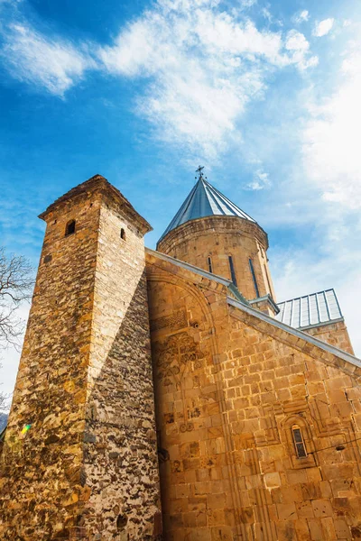 Ładną panoramę twierdzy i Kościół Ananuri, stojąc na brzegu zbiornika Zhinvali. Gruzja — Zdjęcie stockowe