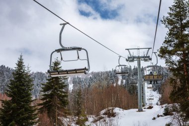 Hatsvali Khatsvali görünümünden resort teleferik kışın kayak. Kablolar, orman ve dağ dır. Mestia, Gürcistan
