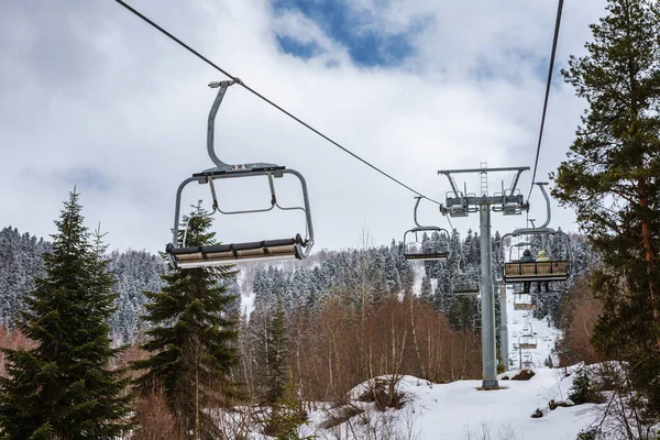 Hatsvali Khatsvali görünümünden resort teleferik kışın kayak. Kablolar, orman ve dağ dır. Mestia, Gürcistan