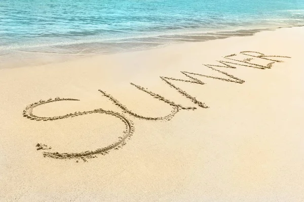 Plaj kum üzerinde yazılı yaz kelime. — Stok fotoğraf
