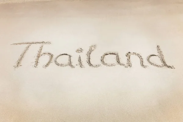 Le mot Thaïlande écrit sur le sable de la plage . — Photo