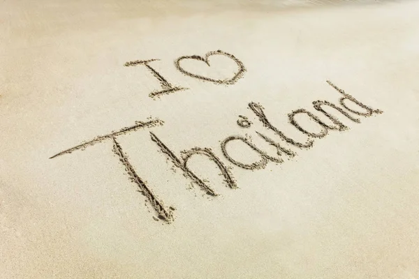 Eu amo coração Tailândia palavra escrita na areia da praia . — Fotografia de Stock