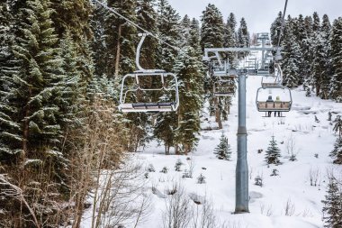 Hatsvali Khatsvali görünümünden resort teleferik kışın kayak. Kablolar, orman ve dağ dır. Mestia, Gürcistan