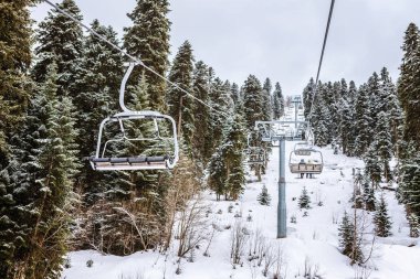Hatsvali Khatsvali görünümünden resort teleferik kışın kayak. Kablolar, orman ve dağ dır. Mestia, Gürcistan