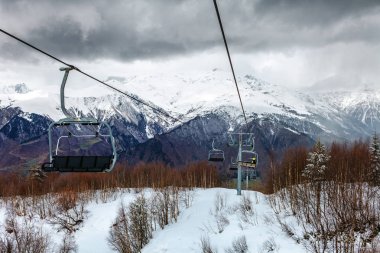 Hatsvali Khatsvali görünümünden resort teleferik kışın kayak. Kablolar, orman ve dağ dır. Mestia, Gürcistan