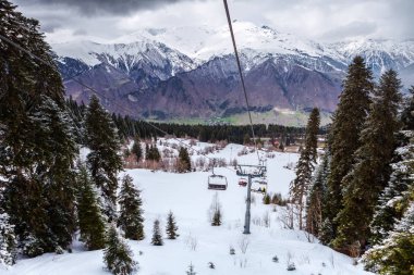 Hatsvali Khatsvali görünümünden resort teleferik kışın kayak. Kablolar, orman ve dağ dır. Mestia, Gürcistan