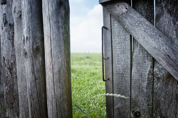 Старый забор на ферме в деревне, ворота и заборы на рисовой ферме — стоковое фото