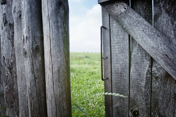 Valla antigua en una granja en el pueblo, puertas y vallas en la granja de arroz —  Fotos de Stock