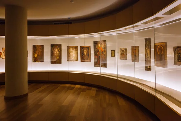 Местиа, Грузия - 25 апреля 2017 года: Внутренний зал Сванетского музея истории и этнографии — стоковое фото