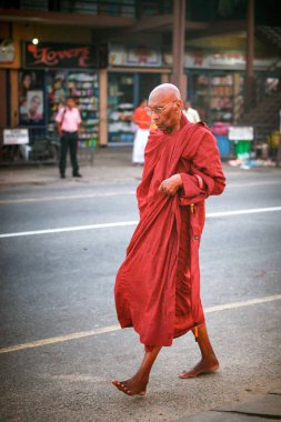 Düzenli Sri Lakan otobüs durağı. Uyandığımız trafikte şehir Ambalangoda