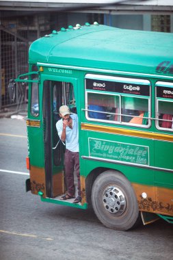 Ambalangoda, Sri Lanka - 02 Şubat, 2017: düzenli Sri Lakan otobüs durağı. Şehir trafiğinde sabahlar