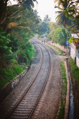 Tren geçerken Sri Lanka kasabadan Ambalangoda evleri