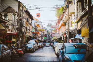 Nagkok, Tayland - 18 Ocak 2014: Renkli ticari levha ve Yaowarat Road, Chinatown, Bangkok, Tayland, Thailand, Çince karakterler Bayraklarda