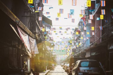 Nagkok, Tayland - 18 Ocak 2014: Renkli ticari levha ve Yaowarat Road, Chinatown, Bangkok, Tayland, Thailand, Çince karakterler Bayraklarda