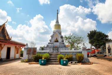 Pathio, Tayland - 12 Şubat 2014: View point ve Buda Wat Khao Chedi-Phra Yai Tapınağı'nda altın heykelini hill, Pathio, Chumphon merkezleri, Tayland üst kısmında bulunan