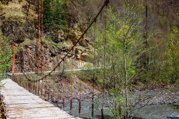 Georgia. Cáucaso. Ponte de suspensão de madeira — Fotografia de Stock