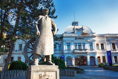 Kragujevac, Sırbistan - 18 Temmuz 2016: Stara Livnica ilçe, üreticinin eski terk edilmiş Zastava fabrika Kragujevac, Sırbistan için. İşçi harika heykeli