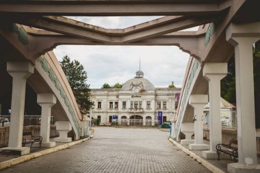 Kragujevac, Sırbistan - 18 Temmuz 2016: Stara Livnica Müzesi, Kragujevac, Sırbistan için eski factory yakınındaki bulur. Harika bina ve köprü Knez Prens Mihail