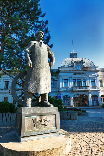 Kragujevac, Sırbistan - 18 Temmuz 2016: Stara Livnica ilçe, üreticinin eski terk edilmiş Zastava fabrika Kragujevac, Sırbistan için. İşçi harika heykeli