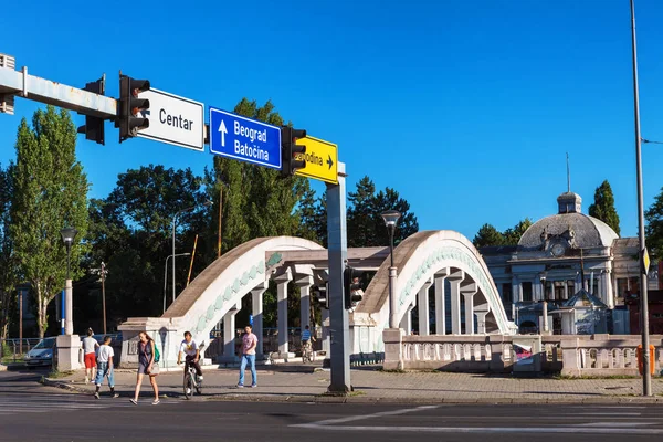 Kragujevac, Sérvia - 18 de julho de 2016: Stara Livnica, localiza-se perto de uma antiga fábrica em Kragujevac, Sérvia. Edifício maravilhoso e ponte de Knez Príncipe Mihailova — Fotografia de Stock