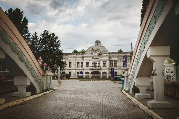 Kragujevac, Serbia - 18 lipca 2016: Muzeum Stara Livnica, lokalizuje się w pobliżu starej fabryki w Kragujevac, Serbia. Wspaniały budynek i most księcia Knez Mihail — Zdjęcie stockowe
