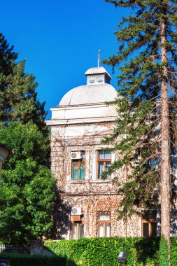 Kragujevac, Sırbistan - 18 Temmuz 2016: Stara Livnica ilçe, üreticinin eski terk edilmiş Zastava fabrika Kragujevac, Sırbistan için. Harika ile eski saat bina