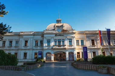 Kragujevac, Sırbistan - 18 Temmuz 2016: Stara Livnica ilçe, üreticinin eski terk edilmiş Zastava fabrika Kragujevac, Sırbistan için. Harika ile eski saat bina