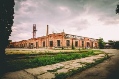 Stara Livnica, eski terk edilmiş fabrikası Knezev prensin Arsenal Kragujevac, Sırbistan için. Harika bina