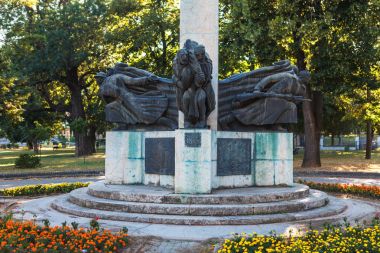 Kragujevac, Sırbistan - 18 Temmuz 2016: Şehir merkezinde, Kragujevac - en büyük şehir Sumadija alan. Heykel Abide Sumadia düşmüş Ormancılar alt park için