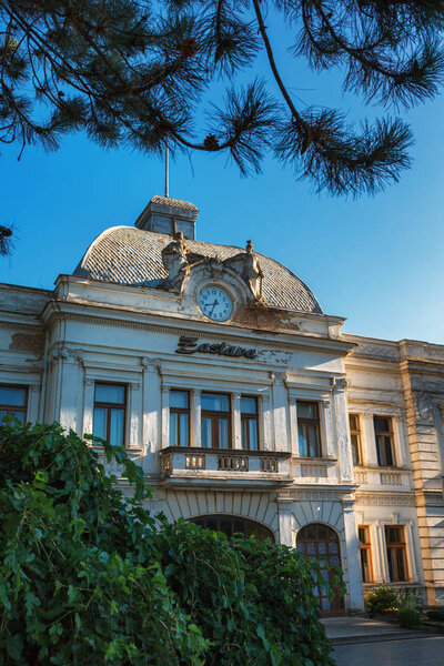 Крагуевац, Сербия - 18 июля 2016 года: район Стара Ливница, Застава, старый заброшенный завод Заставы в Крагуеваце, Сербия. Прекрасное здание со старыми часами
