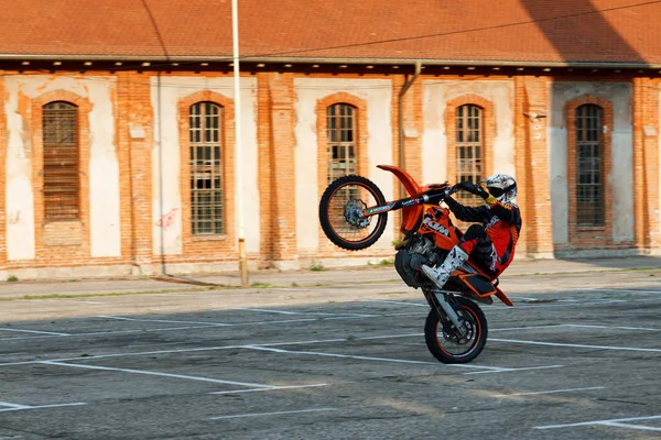 Kragujevac Serbia Lipca 2016 Ekstremalny Rowerzysta Motocycle Jazda Jednym Kole — Zdjęcie stockowe