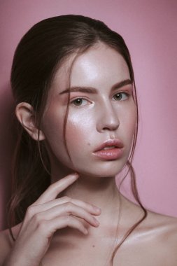 Güzellik yumuşak ihale glamour kadın portre esmer uzun saçlı pembe Pembe çıplak tarzı ile toplanan