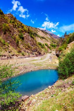 Kristal Mavi Göl ve orman Gürcistan'daki manzarayı. Usakhelo, Racha yakınındaki Lajanuri reaservoir. Caucasus. Güneşli bir günde renkli canlı açık havada