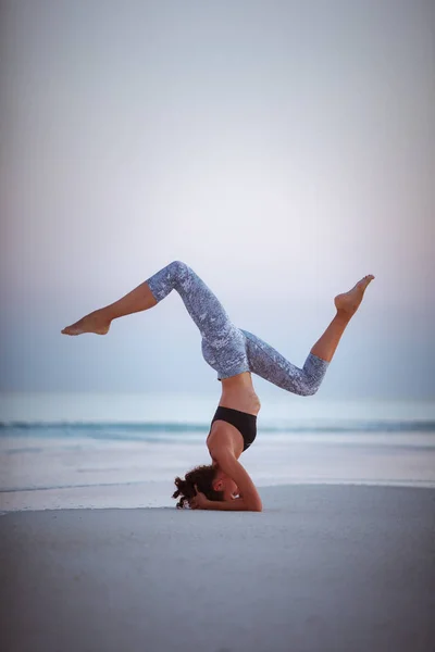 Jeune Femme Pratique Équilibre Asanas Sur Session Yoga Été Sur — Photo