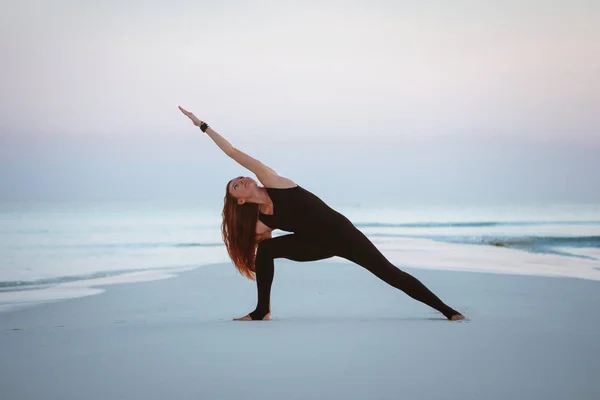 Jeune Femme Pratique Équilibre Asanas Sur Session Yoga Été Sur — Photo