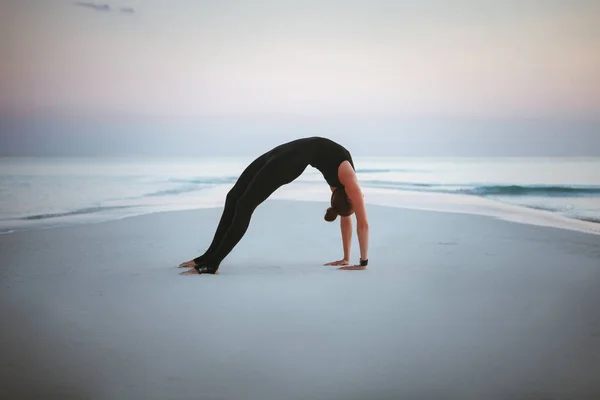 Mujer Joven Practica Asanas Equilibrio Sesión Yoga Verano Una Hermosa — Foto de Stock