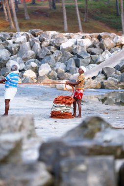 Varkala, Hindistan - 09 Şubat 2016: Arka tekne üzerinde birçok balıkçı Balık ağı. Odayam beach, Varkala, Hindistan