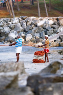 Varkala, Hindistan - 09 Şubat 2016: Arka tekne üzerinde birçok balıkçı Balık ağı. Odayam beach, Varkala, Hindistan