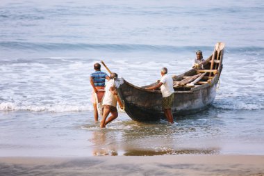 Varkala, Hindistan - 09 Şubat 2016: Arka tekne üzerinde birçok balıkçı Balık ağı. Odayam beach, Varkala, Hindistan