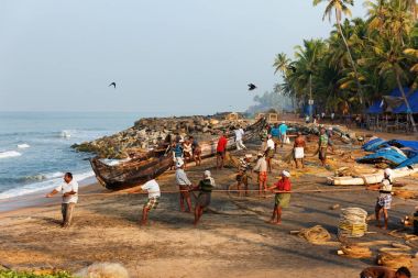 Varkala, Hindistan - 09 Şubat 2016: Arka tekne üzerinde birçok balıkçı Balık ağı. Odayam beach, Varkala, Hindistan