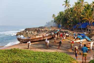 Varkala, Hindistan - 09 Şubat 2016: Arka tekne üzerinde birçok balıkçı Balık ağı. Odayam beach, Varkala, Hindistan