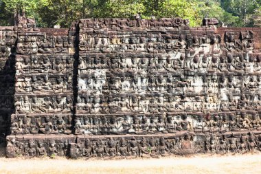 Teras, cüzzamlı Kral, Angkor Wat, Kamboçya yakın ayrıntı Siem Reap fil temple yakınındaki duvar kısma kadar. Antik apsara dansçılar görüntüsünü