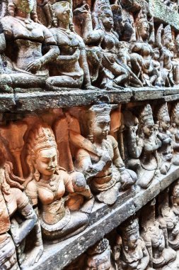 Teras, cüzzamlı Kral, Angkor Wat, Kamboçya yakın ayrıntı Siem Reap fil temple yakınındaki duvar kısma kadar. Antik apsara dansçılar görüntüsünü
